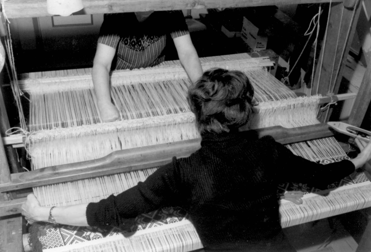 Veving av hentaåkle på kurs arrangert av bondekvinnelaget i Gloppen, Sogn og Fjordane 1973. Spilen står på høykant, et mønsterinnslag kan skytles inn.