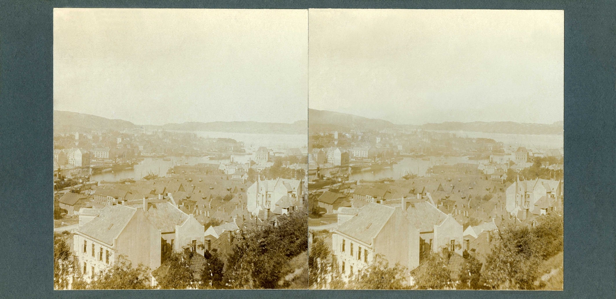 Stereoskopi. Utsikt over Bergen, Hordaland fra Fløyveien, juni 1906.