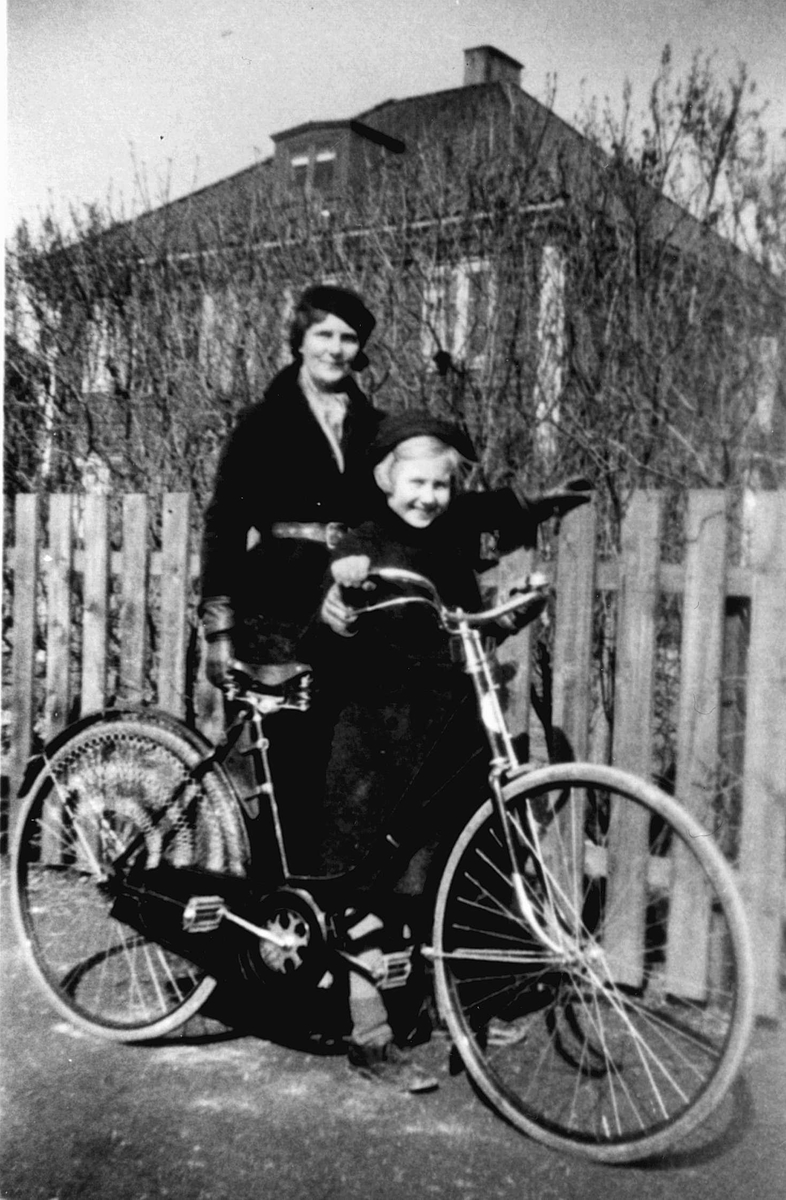 Mor og datter på sykkeltur. Astrid og Jorunn Fossberg på Blindern, Oslo. 
Fra Jorunn Fossbergs privatalbum.