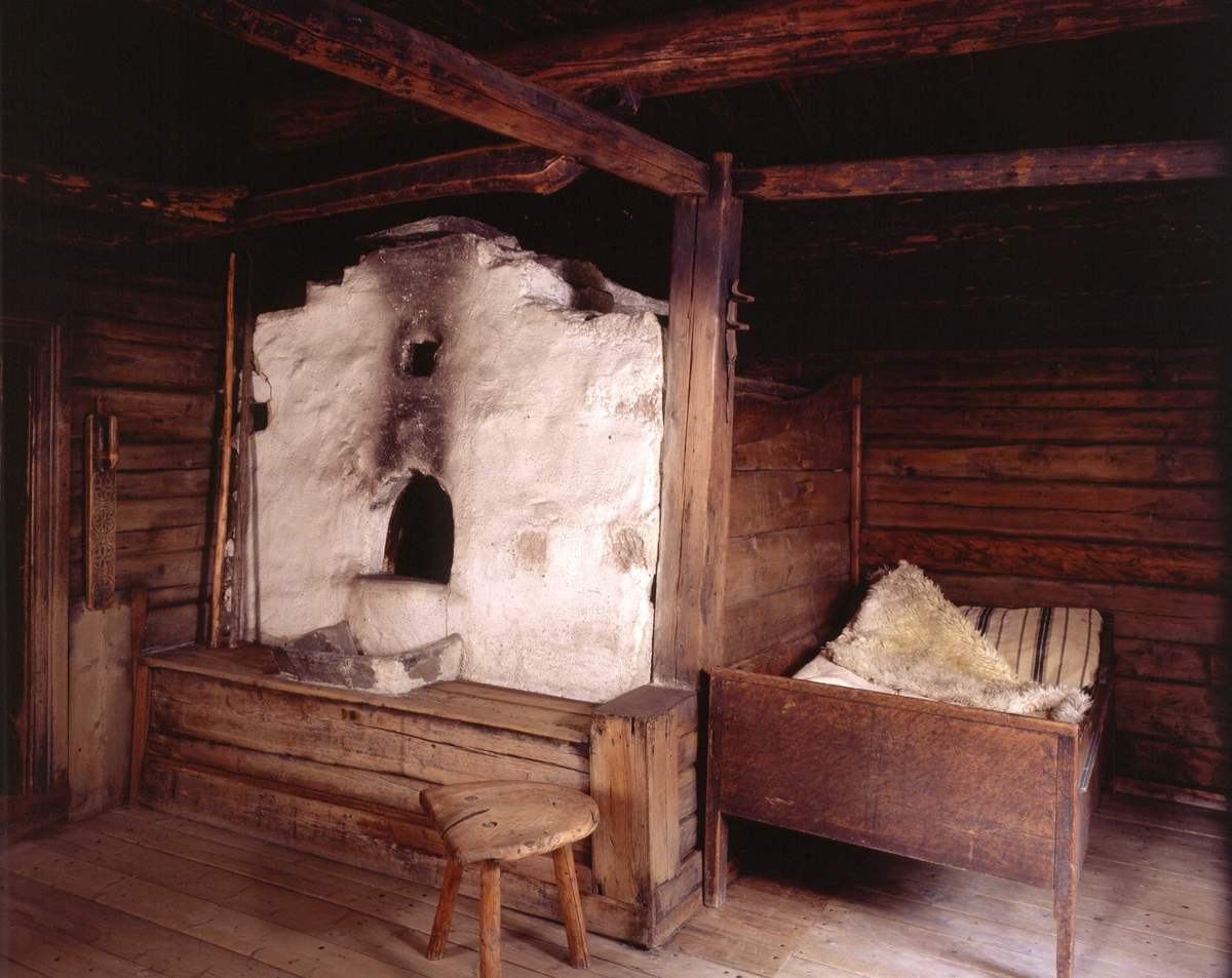 Interiør fra finnetorpet Ampiansbråten, på gården  Kolbjørnsrud, Vinger i Hedmark fra ca 1800. Bygning nummer 164 på Norsk Folkemuseum. Her ser vi nærbilde av røykovnen.