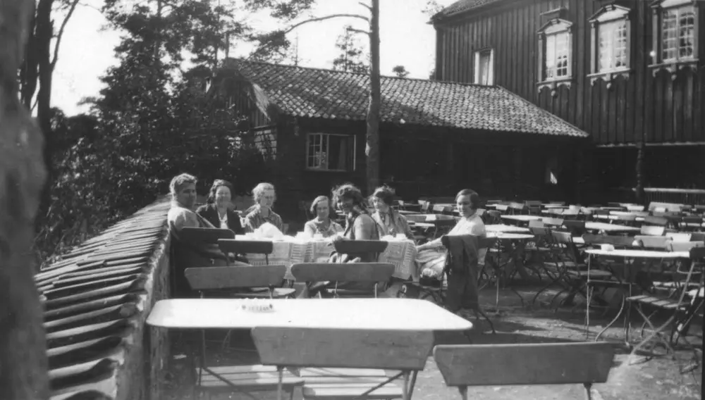 Ansatte har spisepause på Restauranten, bygning nr.344, våren 1929.