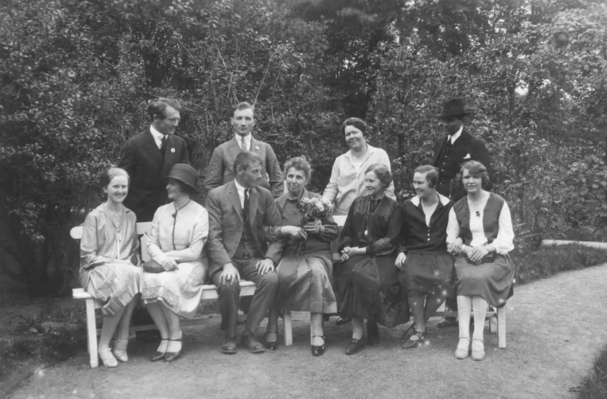 Ansatte på Norsk Folkemuseum samlet i hagen til Leikanger prestegård.
Konservator Henrik Grevenor, Konservator Gisle Midttun, Amanuensis Dorothea Stoud Platou, Amanuensis Hilmar Stigum, Amanuensis Halvor Vreim, Voluntør Karin Melby, Museumsassistent Lina Lindholm, Fotograf Jenny Arnesen, Assistent Aagot Mathisen, Kasserer Ruth Midttun