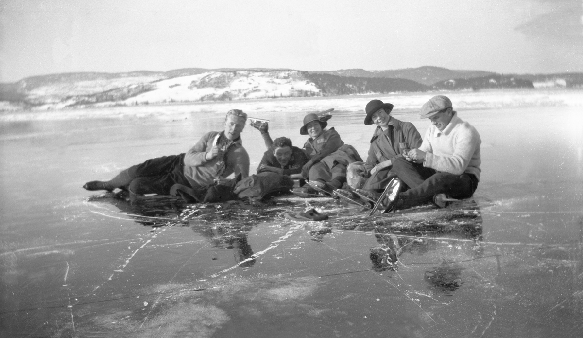 Sverre Ramstad, Kate Larsen, Elly Larsen, Bjarne Arentz sitter med skøyter på isen Jonsvatnet, Trondheim.