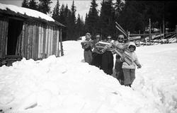 Vintermotiv fra Ligardshaug 1942. Kari, Jørgen, Guri, Siri o