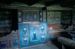 Interiør fra Mjålandsstova i Mandal, med rikt dekorert senge