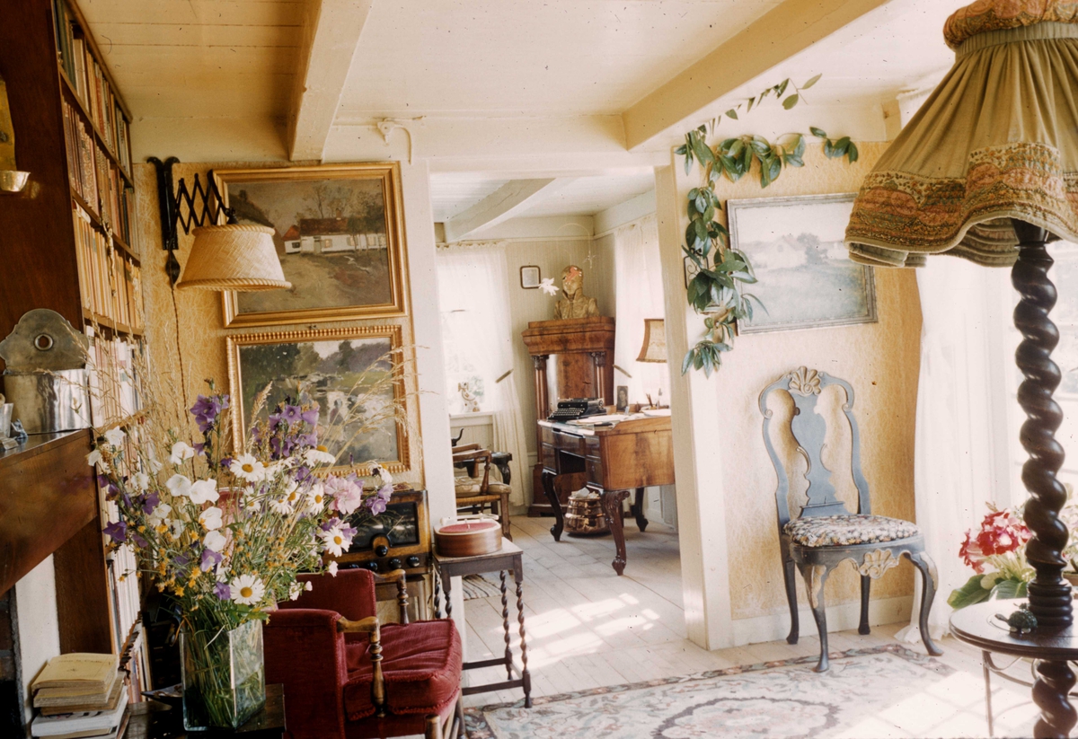 "Erigerons have". Stuen i Thaulows hjem, pyntet med ville blomster.