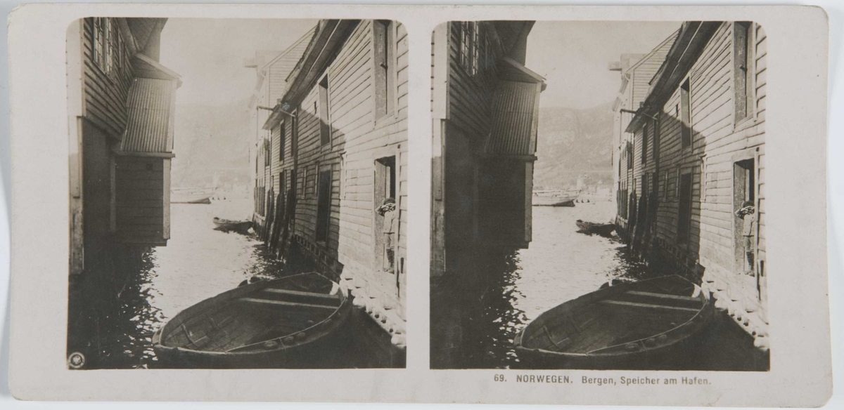 Stereoskopi. Gutt i bryggehus ved fortøyd robåt i Bergen, Hordaland.