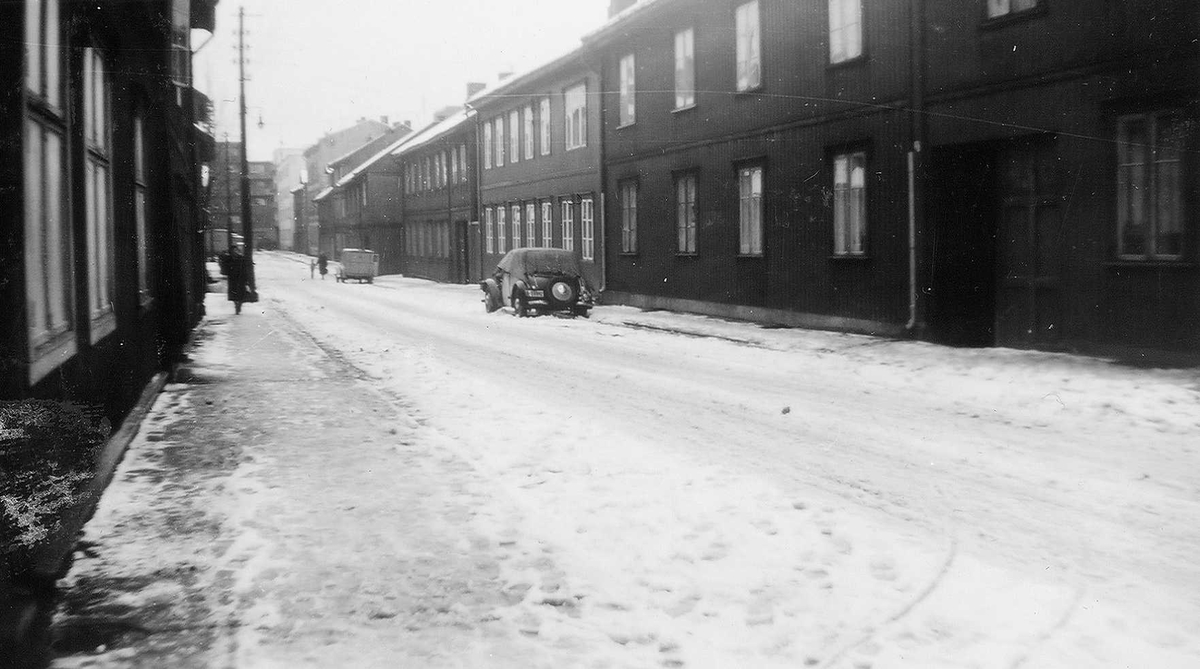 Bebyggelse og gatemiljø i Oslo, antakelig på 1950-tallet. Gruegata sett fra Sørli plass.