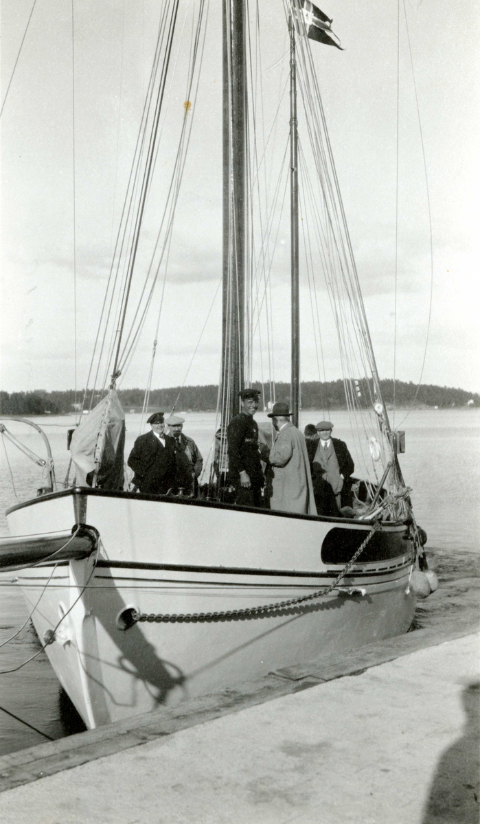 Brorskapet "Den grønne benk" på båttur 31. mai 1929. Den Grønne Benk var et brorskap av kulturpersonligheter, hvis storhetstid strakk seg fra 1915-23.