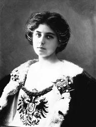 Bemalt studioportrett av kvinne i kostyme og oppsatt hår - o