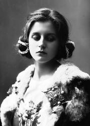 Studioportrett av kvinne i kostyme og oppsatt hår - overdel 