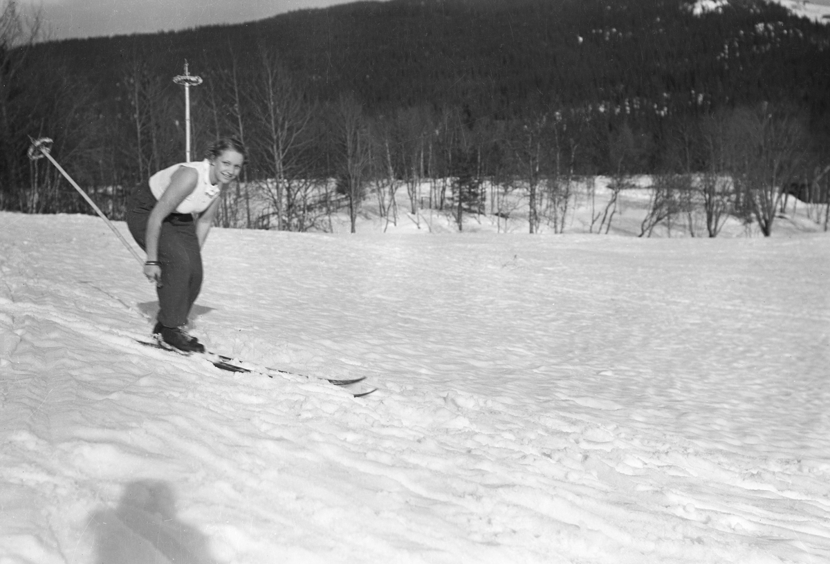 Dame på ski i Landåsen.