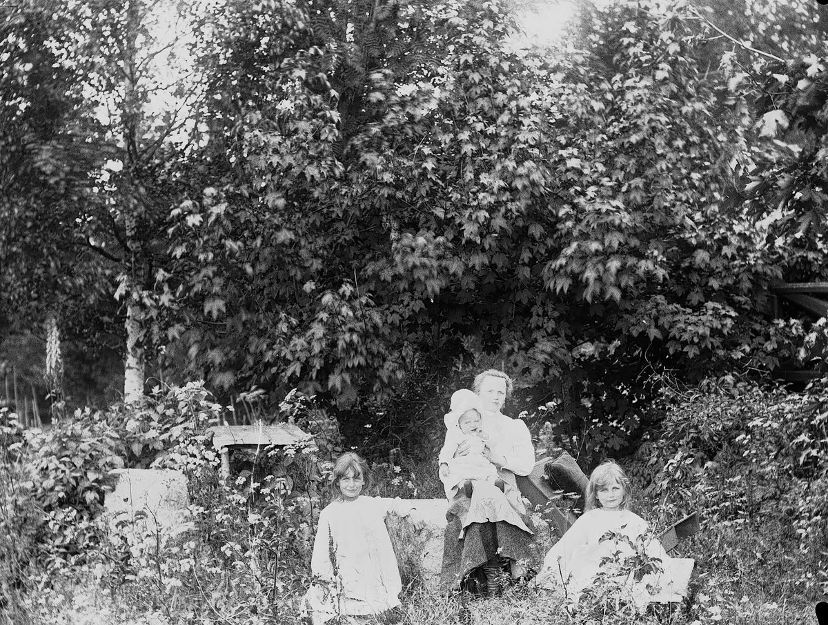 Familiemedlemmer på Holoa seter, Hadeland, Jevnaker, Oppland, 1903.  Margrethe Q. Wiborg med barn.