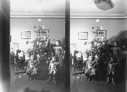 Julefeiring, familien Q. Wiborg i stue med juletre. Munkedam