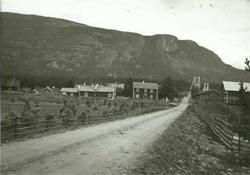 Gårdstun, Atnosen, Stor-Elvdal, Hedmark. Vei og høystakker i