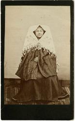 131. Brudedrakt, fra Grungedal, Vinje, Telemark. Kvinne sitt