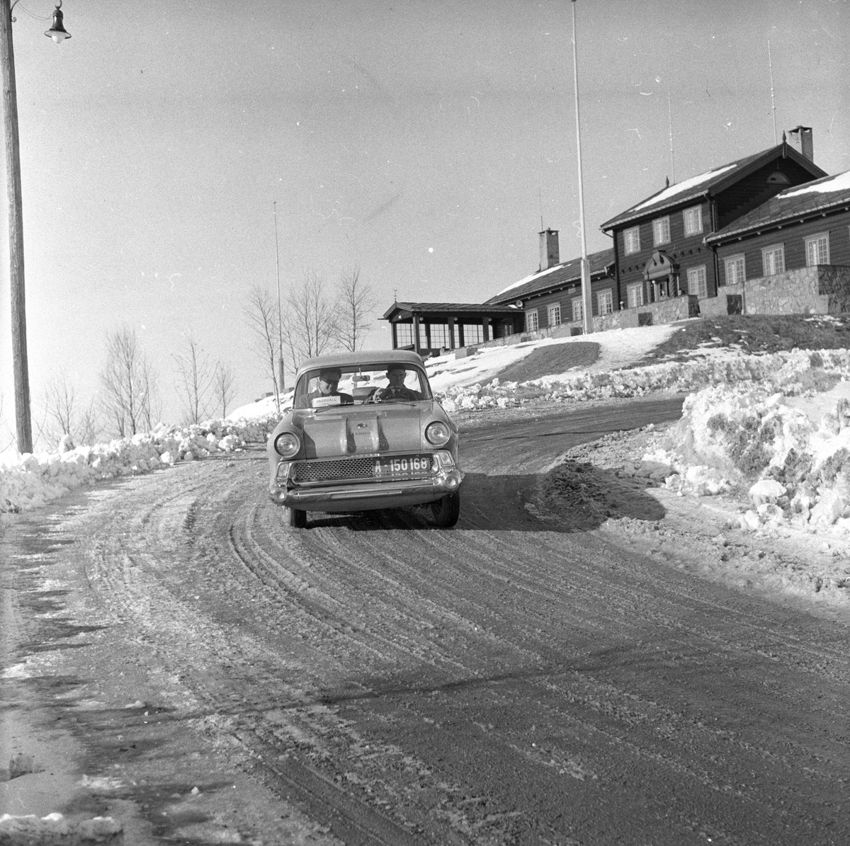 Vauxhall Victor på vinterføre ned bakken fra Grefsenkollen restaurant.