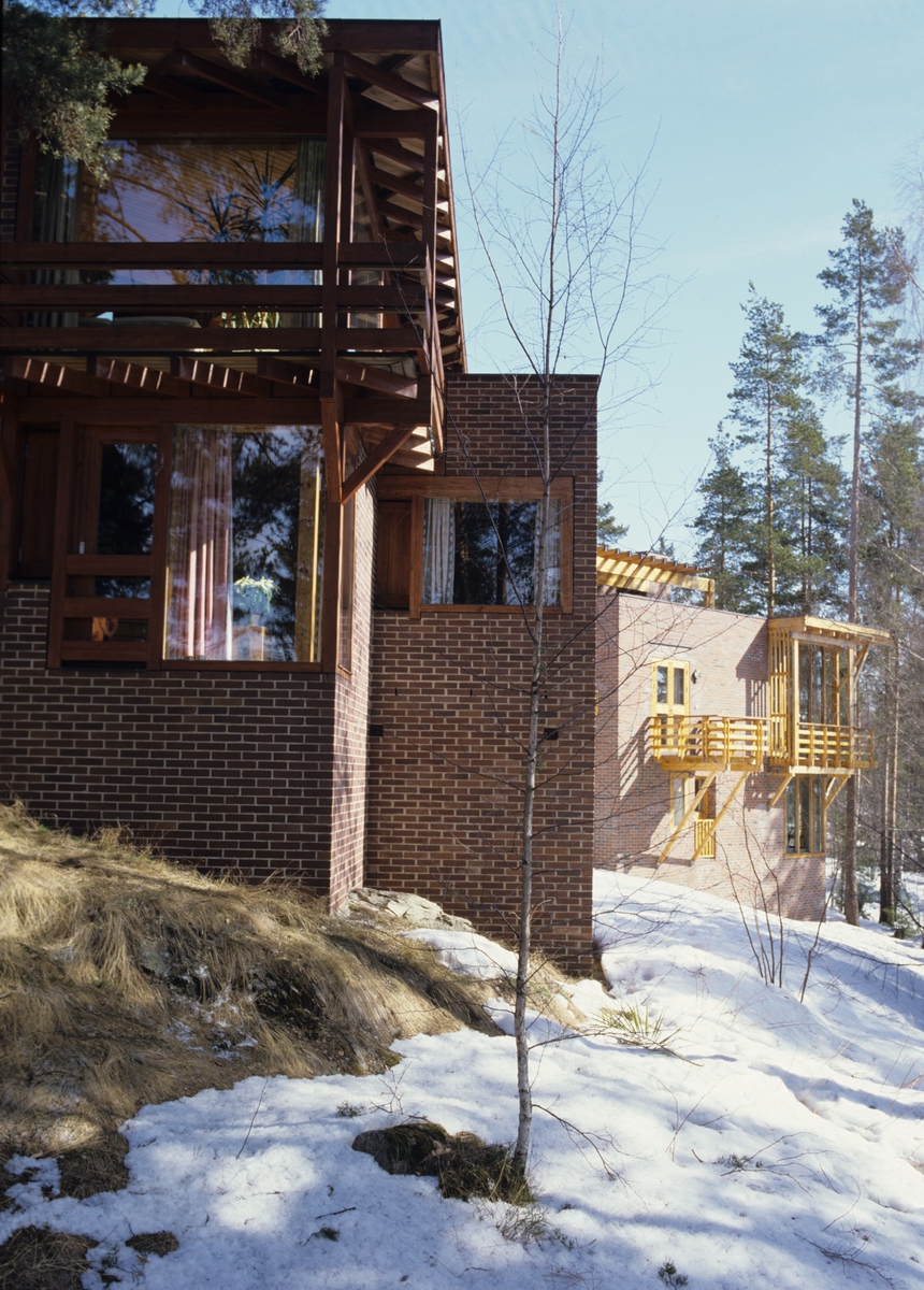 To hus bygget i bratt skråning i Oslo-området, med 20 års mellomrom. Det nyeste huset er vridd 45 grader i forhold til det gamle. Begge tegnet av arkitekt Sverre Fehn. Illustrasjonsbilde fra Bonytt 1986.