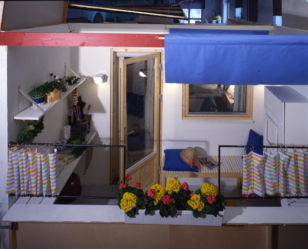 Uteplass innredet på en fem kvadratmeter stor balkong. Skjermes med en gardinkappe i forkant. Skapet til høyre er skap, bord og ryggstøtte i ett. Illustrasjonsbilde fra Bonytt 1986.