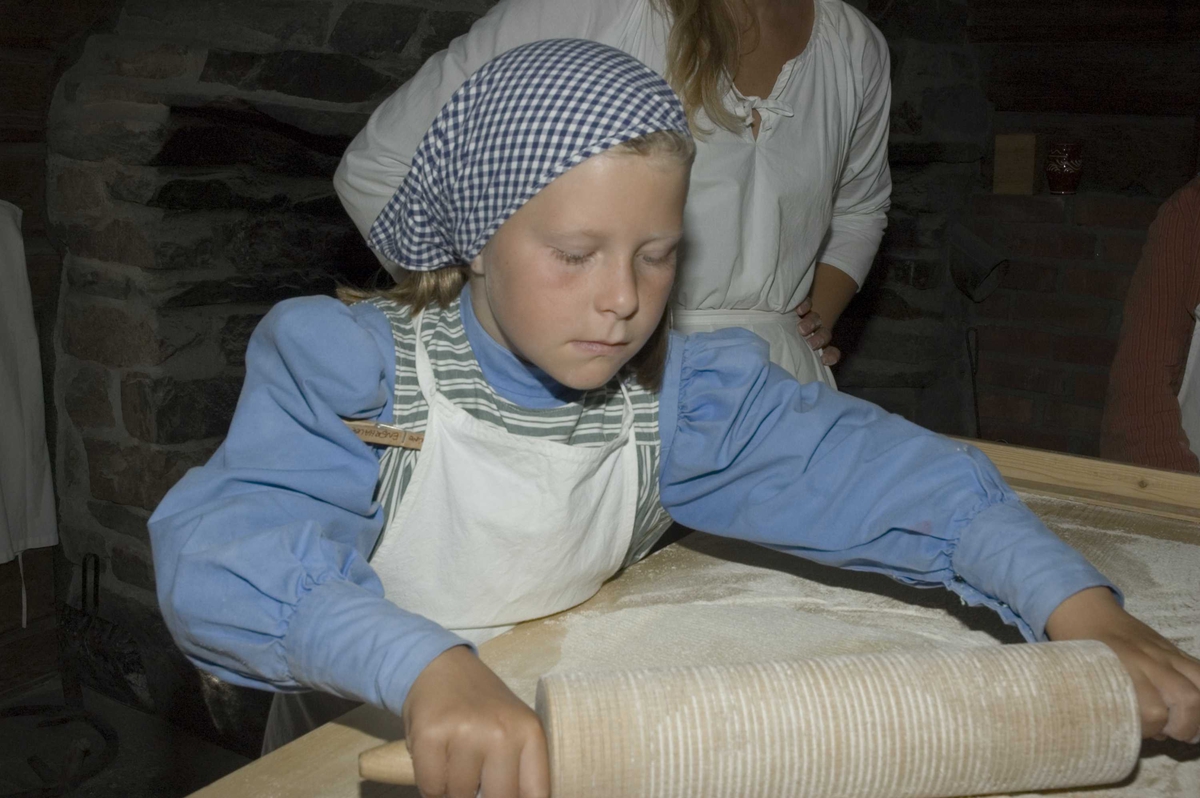 Levendegjøring på museum.
Ferieskolen uke 31 i 2006. Baking av lefser i eldhuset fra Bakke, NF024. Norsk Folkemuseum, Bygdøy.