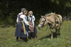 Levendegjøring på museum.Ferieskolen uke 31. Fire jenter sa