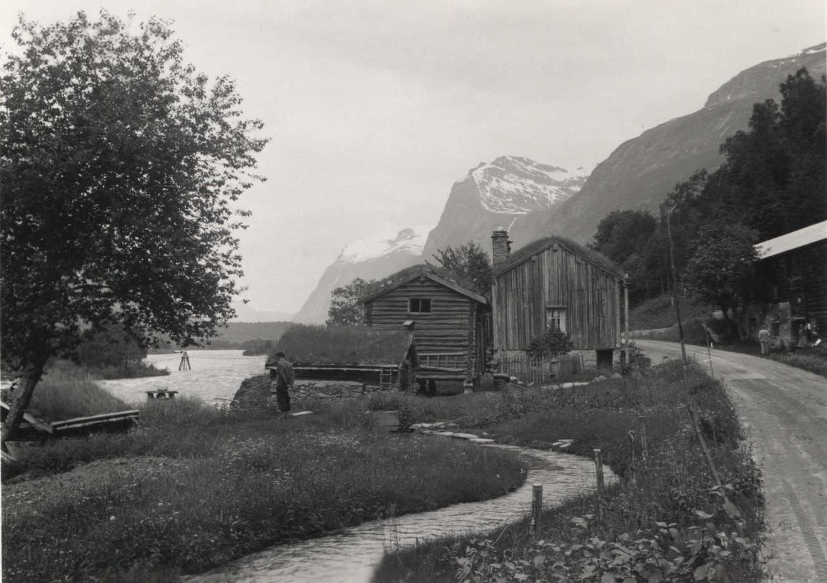 Landskap med gårdstun, Lille Fale, Sunndal, Møre og Romsdal. 