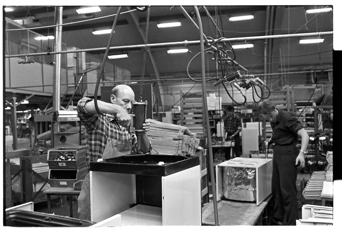 Serie. Produksjon av kjøleskap hos KPS i Sarpsborg. Fotografert 8. april 1967.