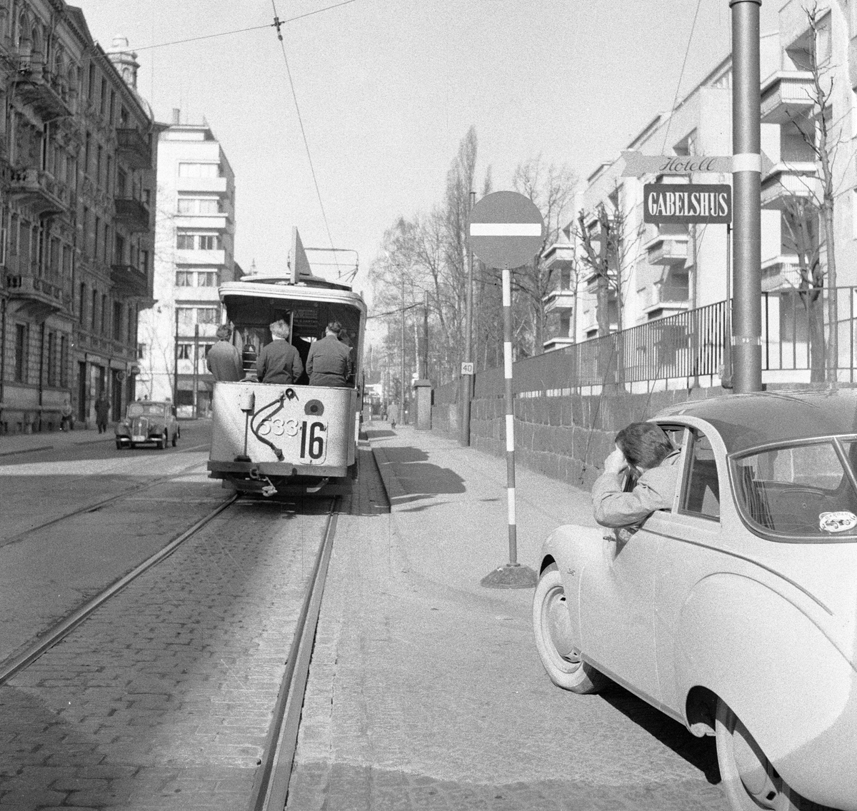Serie. Trafikkskilt som viser utfartsveier i Oslo. Fotografert mai 1956.