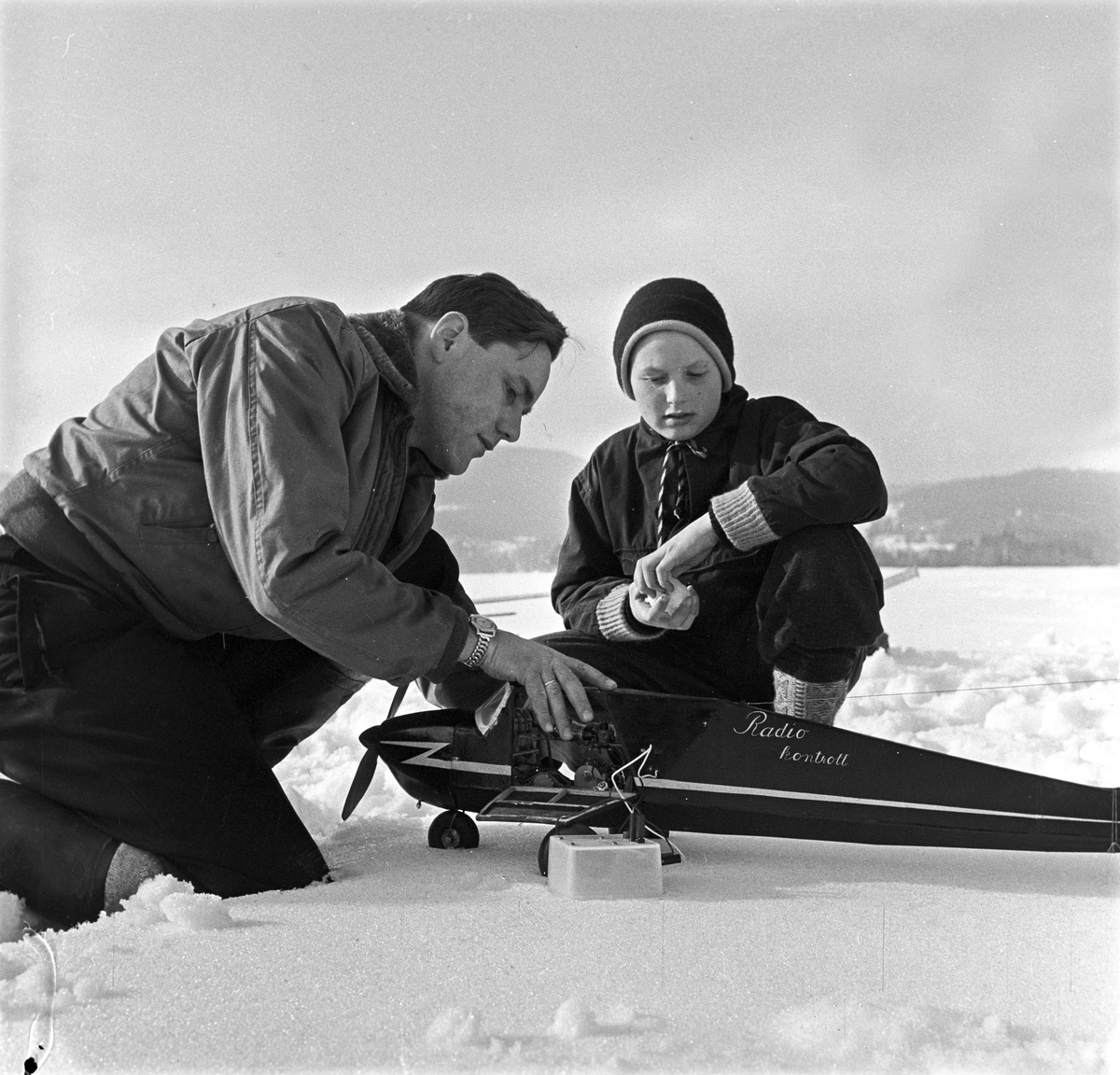 Serie. Modellflyentusiaster reparerer og sender opp flyene sine på Bogstadvannet. Fotografert 31. mars 1956.