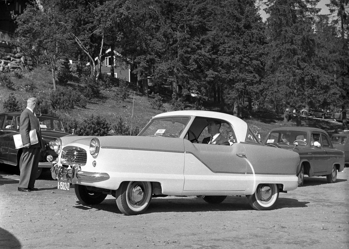 Serie. Bilutstilling av Engelske biler som Vauxhall Velox på Frognerseteren, Oslo. Fotografert 4. september 1956.