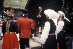 Brudgommen har hentet sin brud i Bualoftet NF082, Hordalands