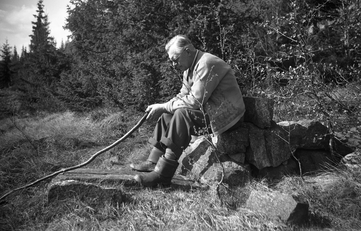 Poul Berthelsen hviler på tur ved Arentz-familiens feriested Ligardshaug i Eggedal. Fotografert 1949.