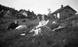 Fritjof Arentz's søstre Nanna Mørch og Guri Arentz m.fl. hvi