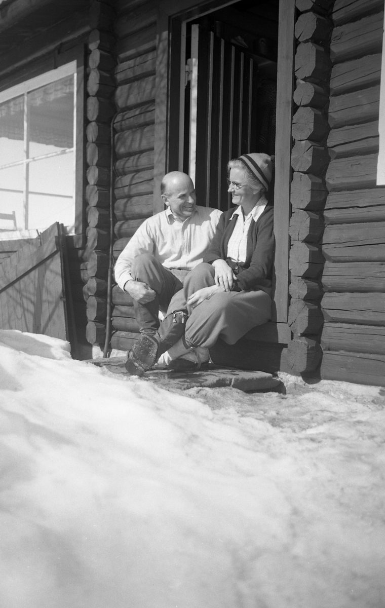 Dordi og Fritjof Arentz på feriestedet Ligardshaug i Eggedal. Fotografert påsken 1955.