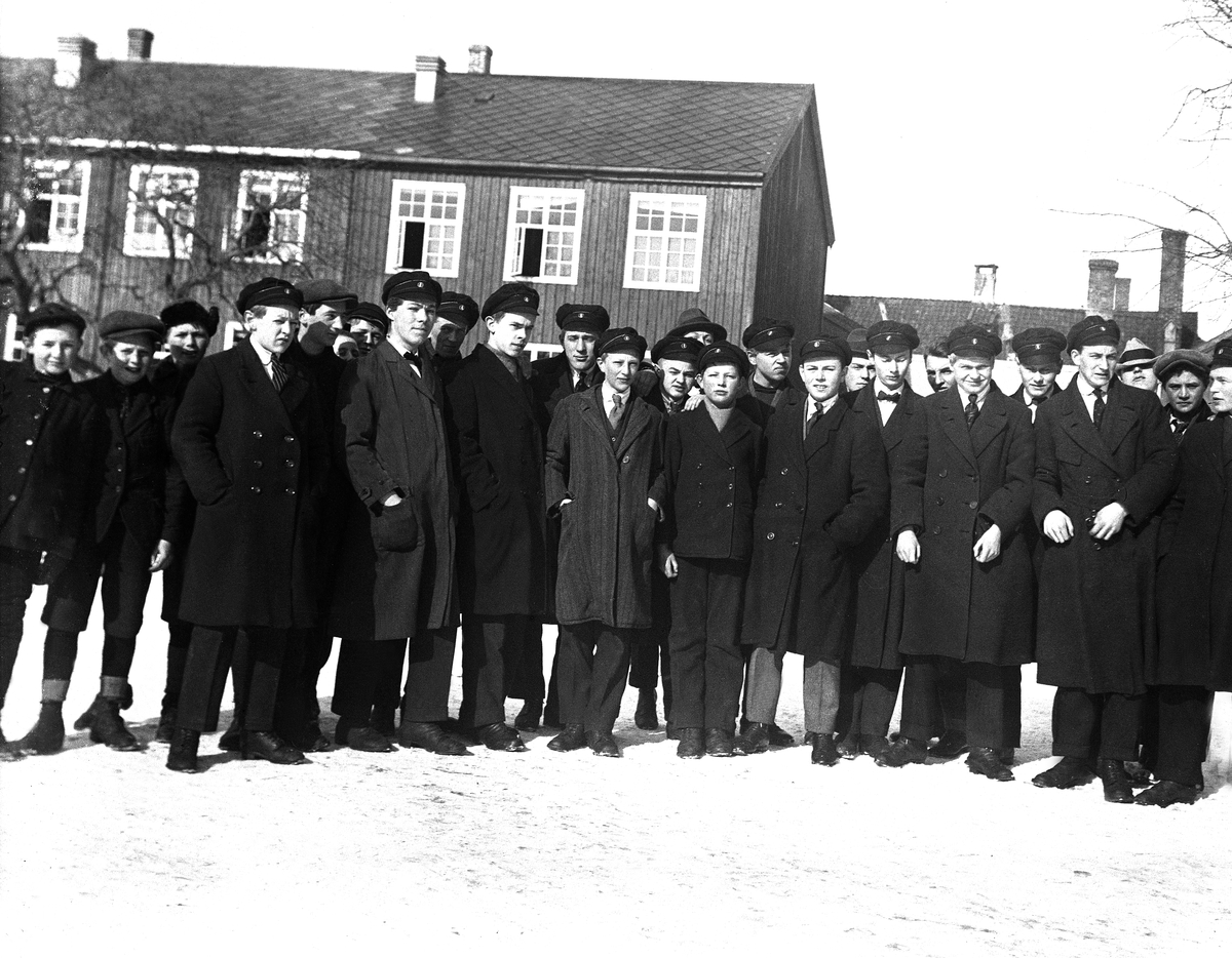 Bjarne Arentz's klasse på Trondheim Katedralskole. Bjarne står foran litt til venstre for midten. Fotografert i 1919.