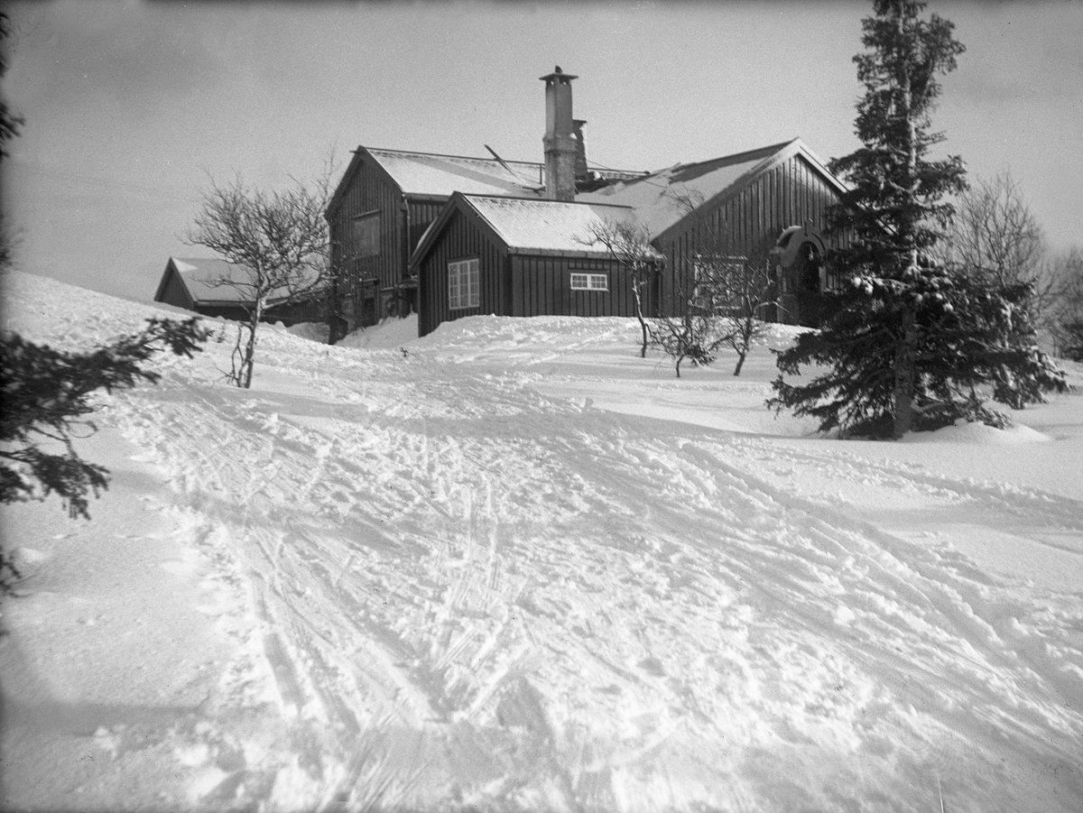 Vinterføre ved NTNUI's studenterhytte i Bymarka, Trondheim. Fotografert februar 1924.