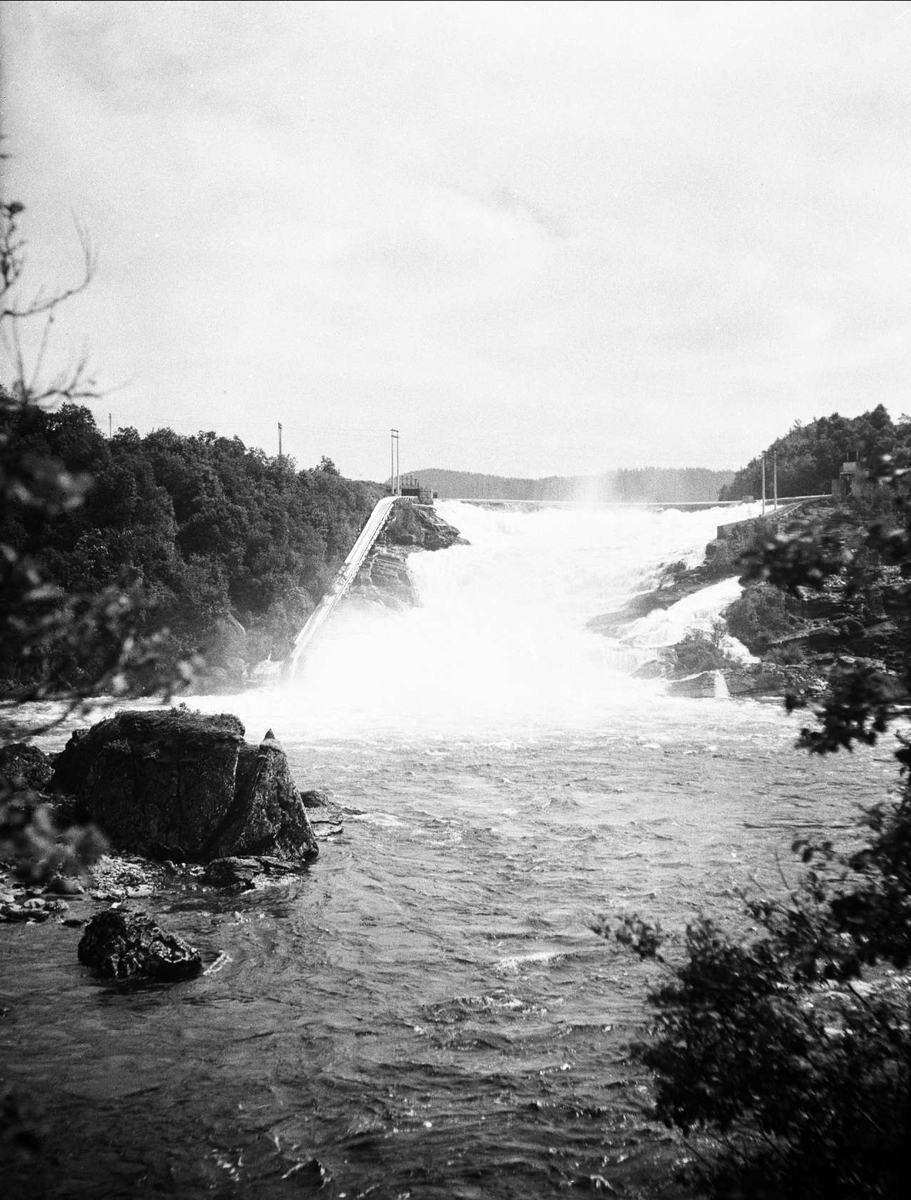 Leirfossen fotografert i 1925.  Rørledninger sees i bakgrunnen.