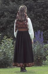 Bruden er ferdig pyntet. Bø i Telemarke.