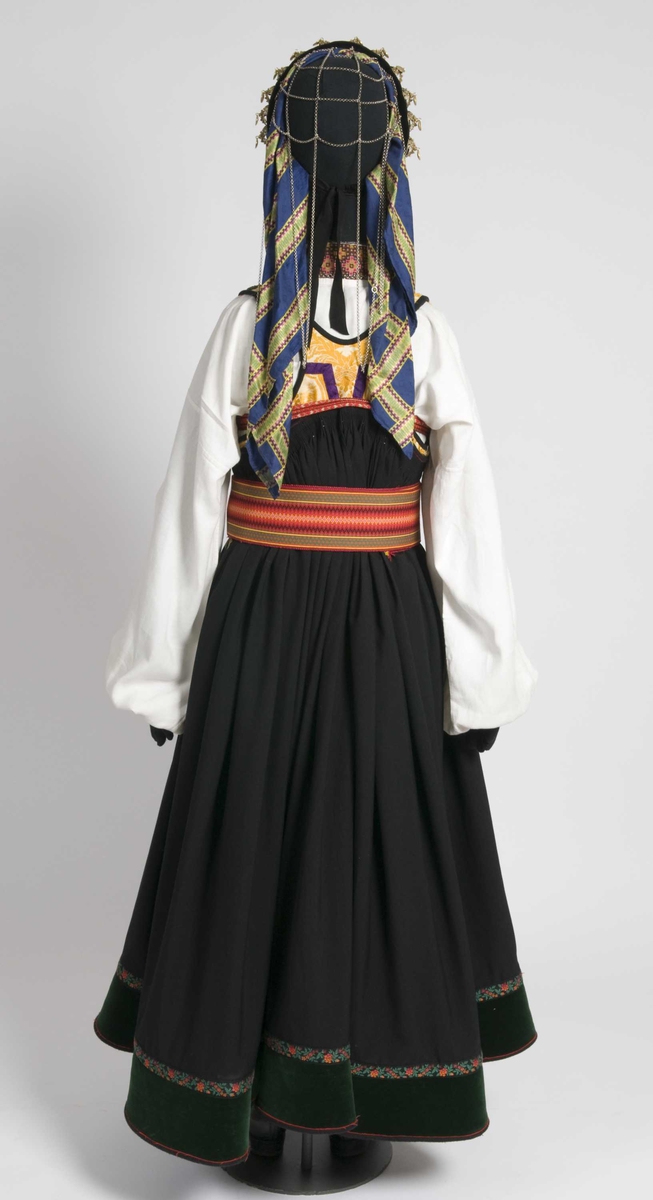 Serie med bilder av kvinnedrakt, som er sendt til en utstilling i Islamabad, Pakistan.