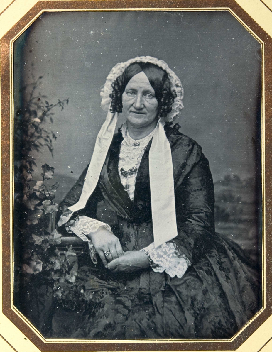 Daguerreoyypi. Halvfigur portrett av Anna Christine, født Haslef (1798-1862), kalt Tina, fotografert i 1840-årene. Hun var gift med kjøpmann og konsul Johannes Thomassen Heftye (1792-1856), andre generasjon av slekten Heftye i Norge.