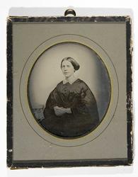 Portrett av kvinne, ukjent. Hun poserer sittende, tilnærmet 