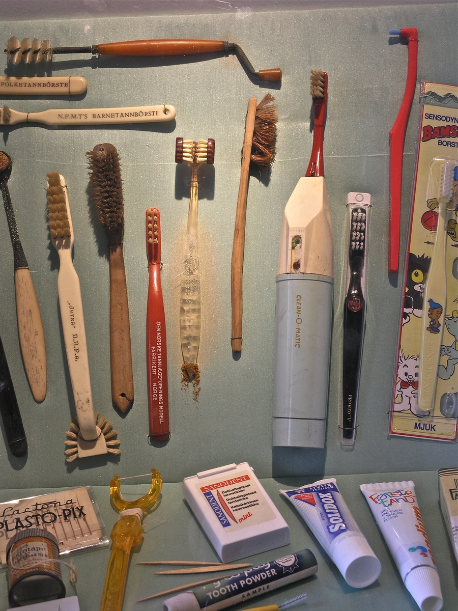Tannbørster, tanntråd, tannpirkere og tannkrem. Fra monter i tannlegeutstillingen på Norsk Folkemuseum.