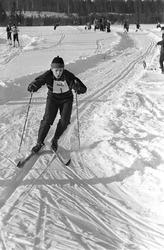 Skiløper med startnummer 1 i sporet under NM i langrenn for 