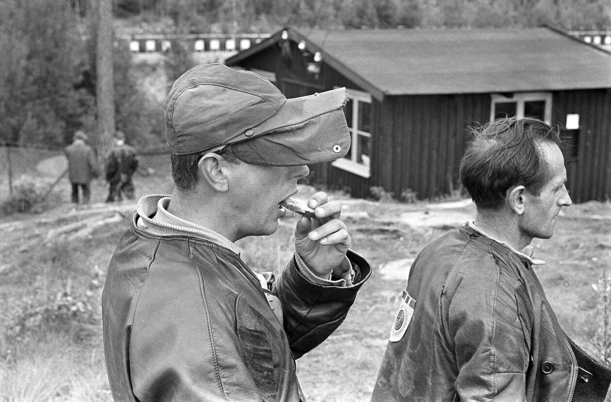 Skyttere følger spent med. Minatyrskyting på Løvenskioldbanen.  Skytterstevne september 1964.