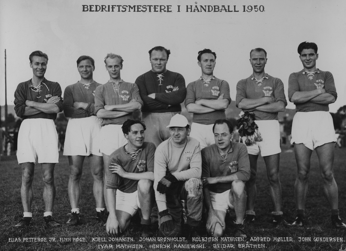 Gruppeportrett, håndballag fra Norsk-Engelsk Tobakkfabrikk (NETO). Bedriftsmestere 1950.