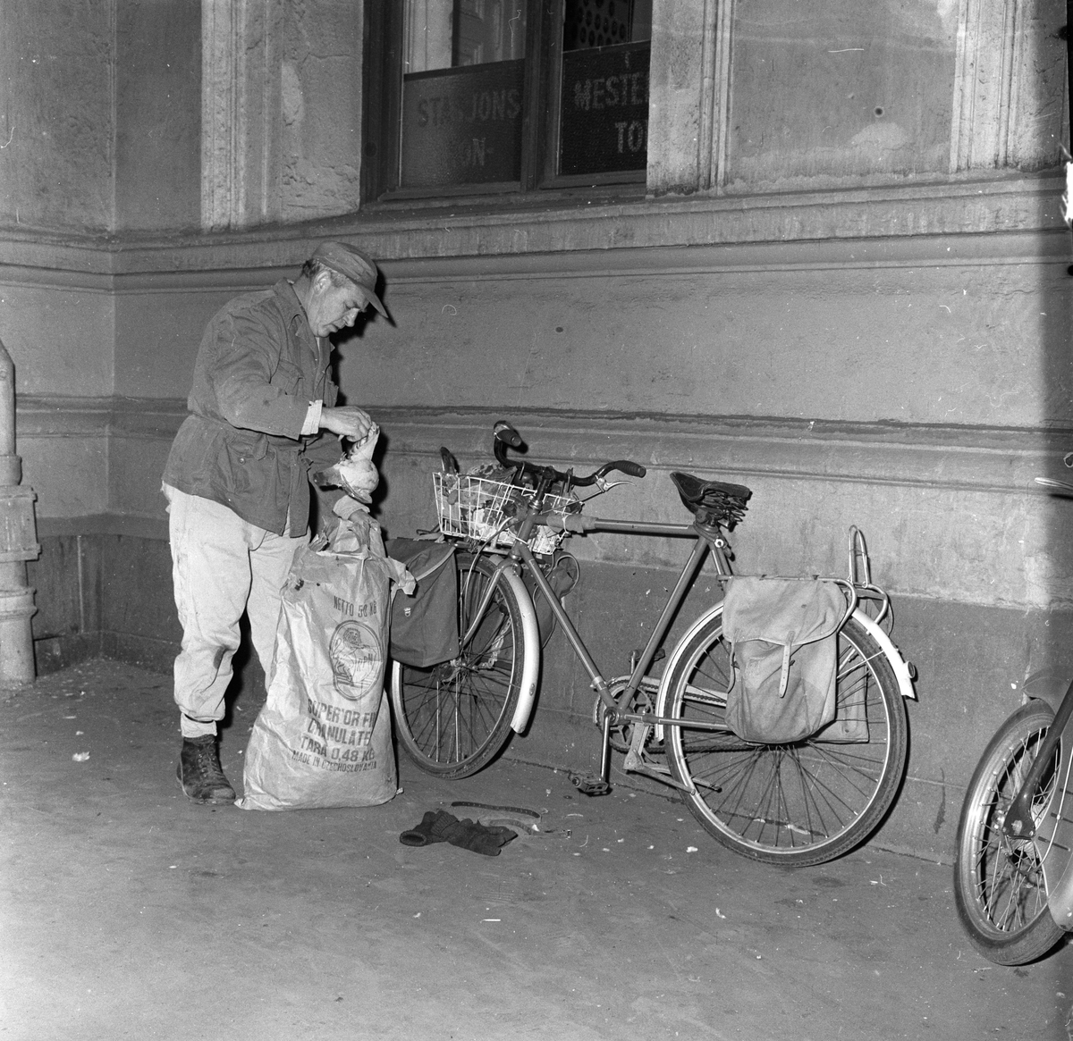 Dueskyting av mann med sykkel. Oslo.
Fotografert 1958.