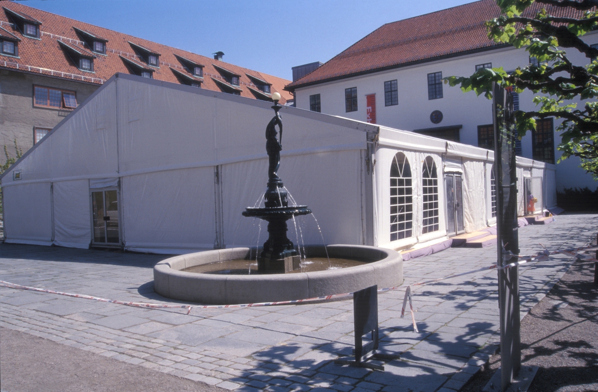 Telt reist på Torvet, Norsk Folkemuseum, i anledning Sagas middag for Asbjørn Larsen.