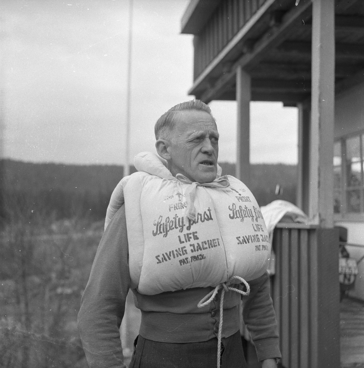 Sjøautorisert Haugh-Hansen viser fram rednigsvest. Fotografert 18. mai 1957.