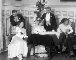 Gruppeportrett, brudeparet og bryllupsgjester. Grosserer Eiv