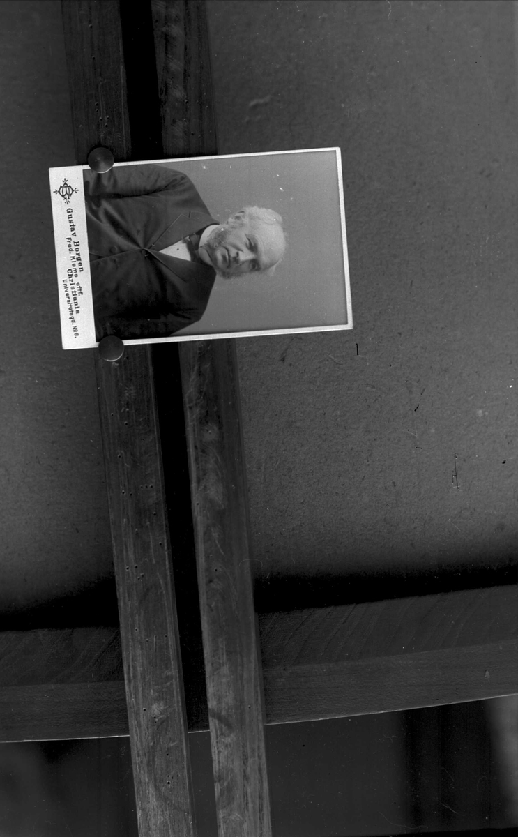 Avfotografering, original opphengt i stativ. Portrett av eldre mann i dress. Telegrafsjef Nielsen.